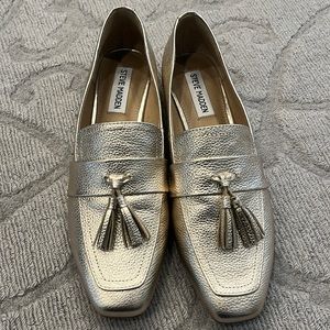 NWOT Steve Madden stylish light gold pebbled leather tassel loafer. Size 9M